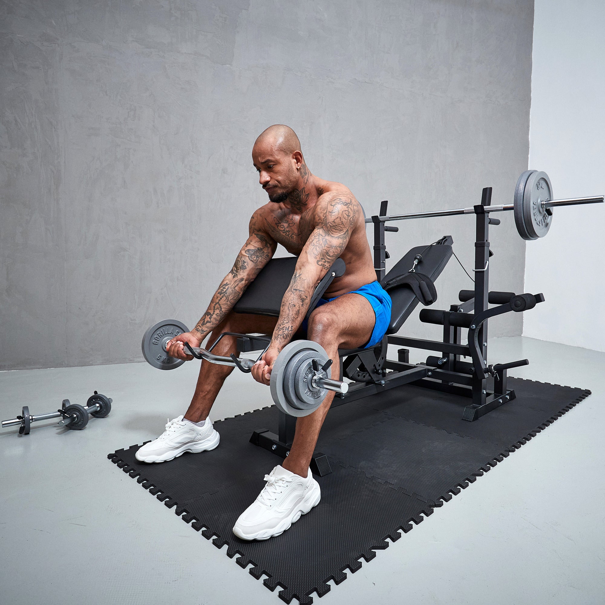 Daudzfunkcionāla treniņu stacija + svaru stieņa komplekts 108 kg