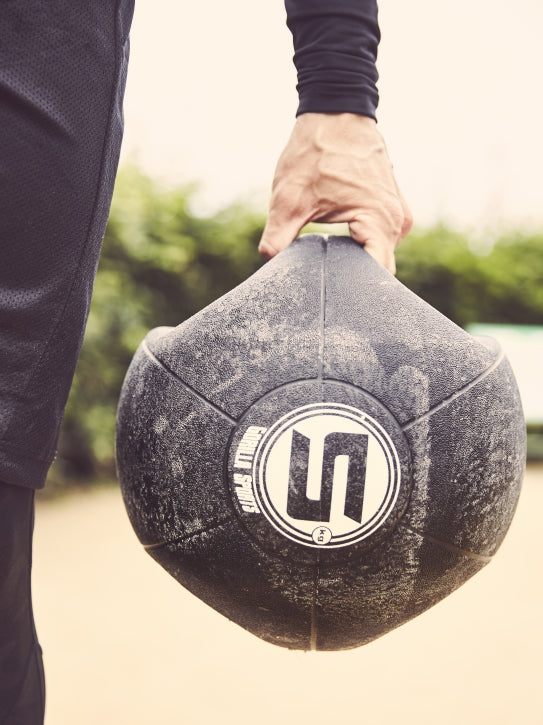 Grip medicīnas bumba ar satvēriena atverēm 3–10 kg